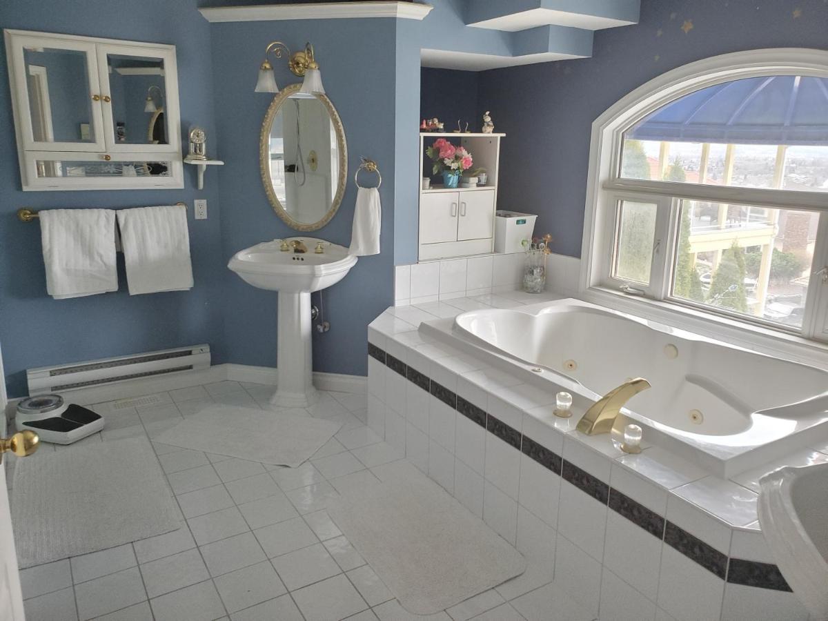 Lakeview House With 4 Rooms Kelowna Near Downtown & Knox Moutain Buitenkant foto